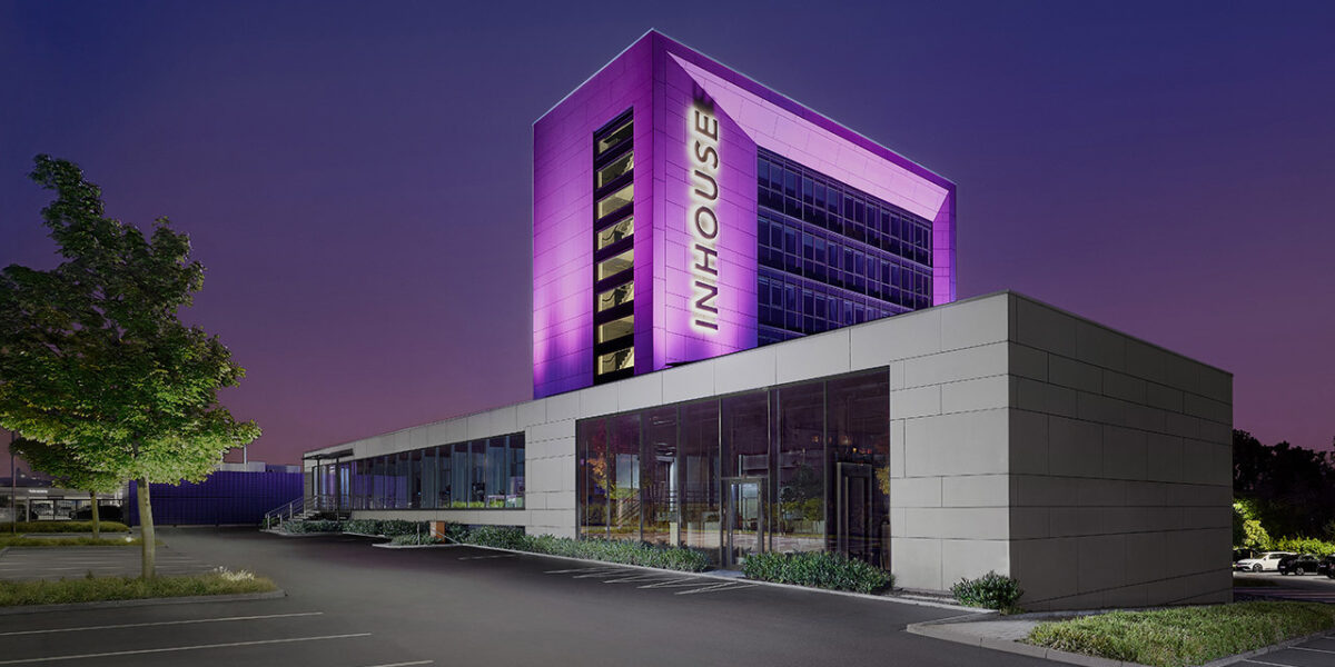 Verwaltungsgebäude der PURPLERHINO REAL ESTATE GmbH an der Rosemeyerstr. 14 in Dortmund, abends violett angestrahlt